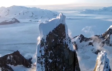 Video de la escalada y el vuelo de Fabian Buhl con parapente desde la cima del Cerro Torre