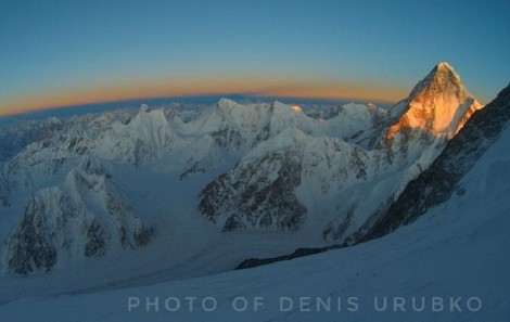 Denis Urubko, sano y salvo tras ser arrastrado 150 metros por una avalancha a más de 7.000m