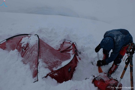 Polacos, Batura Sar: siguen las nevadas históricas: campo 1 y campo 2 enterrados