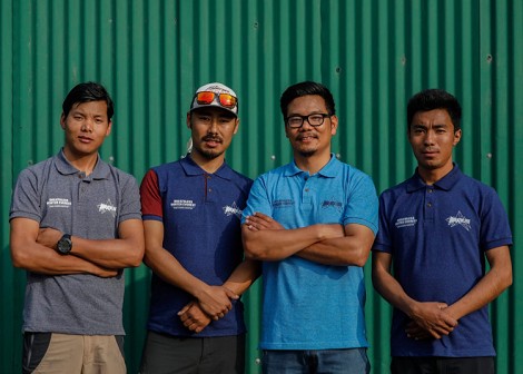 Un equipo de alpinistas sherpas parte de Katmandú para un intento exprés al Everest invernal