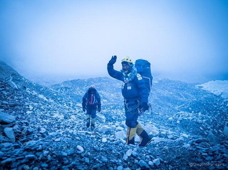 Alex Txikon y su equipo, hacia campo 2;  intento de cima en Everest