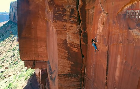 Documental. Steph Davis, decisiones. La famosa escaladora y saltadora BASE y su vida