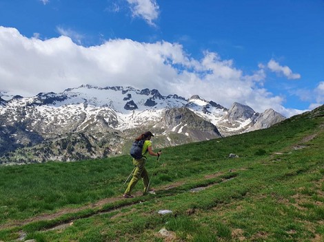 Material de trekking y montañismo para mujer: diferencias y ventajas