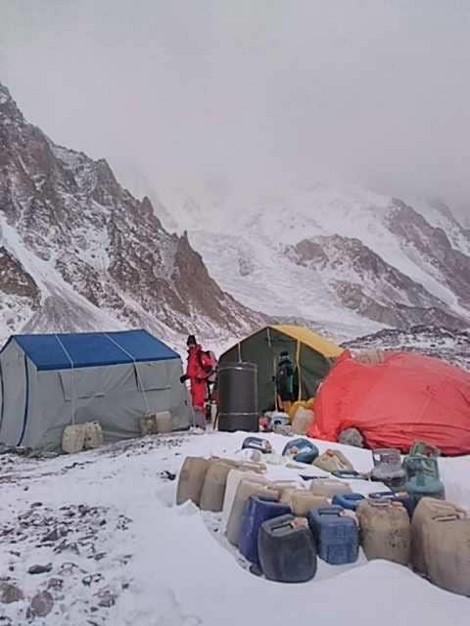 K2 invernal. Ali Sadpara, Sajid Sadpara y John Snorri llegan al campo base