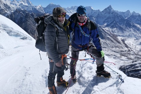 Alex Goldfarb y Zoltán Szlankó parten hacia el Broad Peak invernal el 28 de diciembre