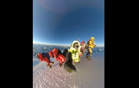 Vídeo de cumbre: los 10 nepaleses llegan juntos a cima en el K2 invernal