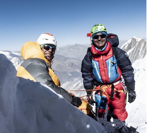 Vinayak Jay Malla y Tenji Sherpa abandonan en Manaslu; imposible su proyecto en alpino