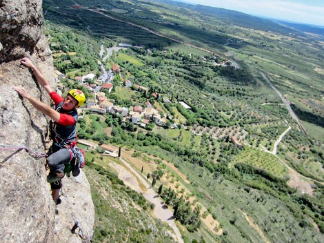Cómo elegir tu casco de escalada y alpinismo
