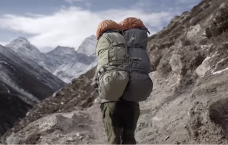UIAA presenta un proyecto para ayudar y proteger a los trabajadores de la montaña en trekking y expediciones