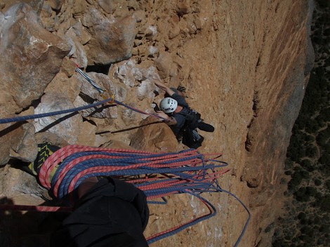 Lavar cuerdas de escalada: mantenimiento, peligros y precauciones