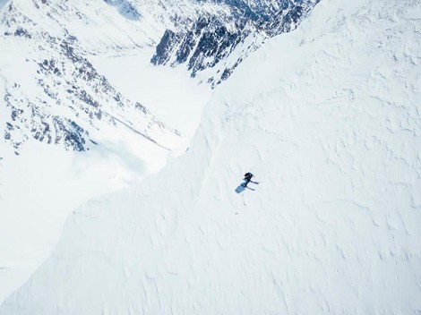 Vídeo: Andrzej Bargiel, 1ª cima histórica al Yawash Shar II, y descenso con esquís