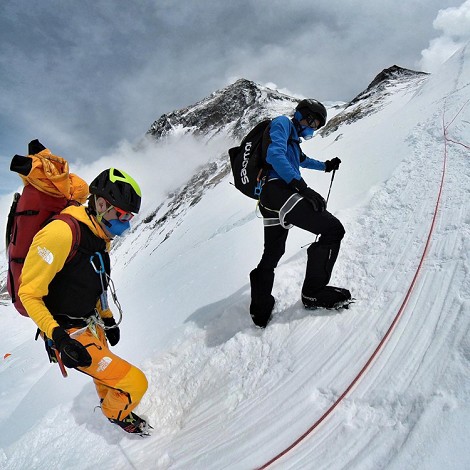 Nepal: Kilian Jornet listo para su intento en Everest; regresan alpinistas bloqueados en Katmandú