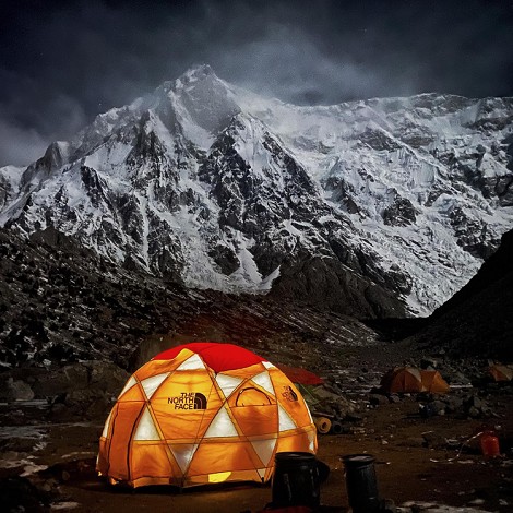 Nanga Parbat, intento de 1ª invernal por Rupal; alpinistas en campo base