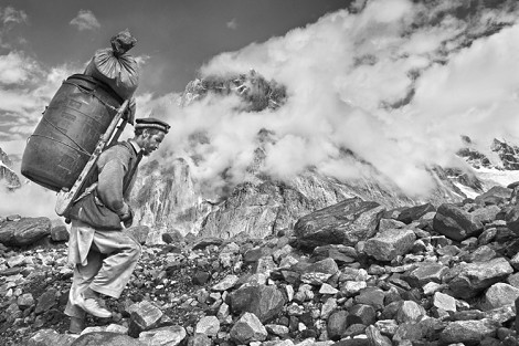 Porteadores y sherpas: la otra cara del Himalaya