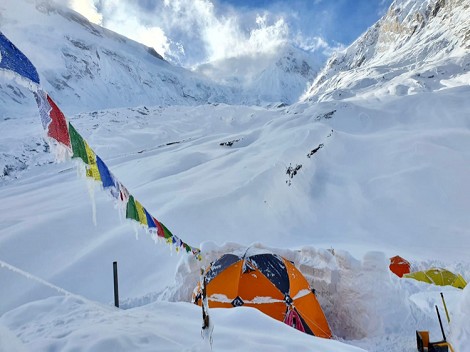 Una avalancha alcanza el campo base del Manaslu; comunicado de Simone Moro