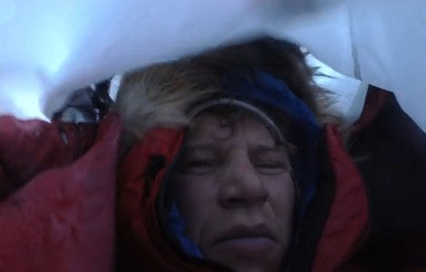 Vídeo: Jost Kobusch, huracán a 6.000m en Everest invernal