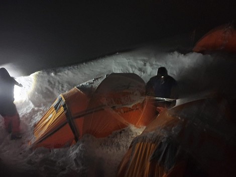 La nieve obliga a abandonar la expedición al Manaslu de Alex Txikon y Simone Moro