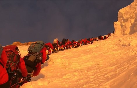 Vídeo: atasco en el K2. 145 alpinistas intentan cruzar el cuello de botella