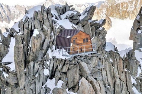 Adiós al Refugio-vivac de La Fourche, Mont Blanc; se derrumba y cae 300 metros sobre el glaciar