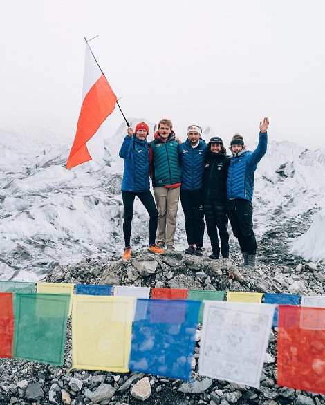 Bargiel llega a Everest, descenso con esquís sin 02; solos en la montaña