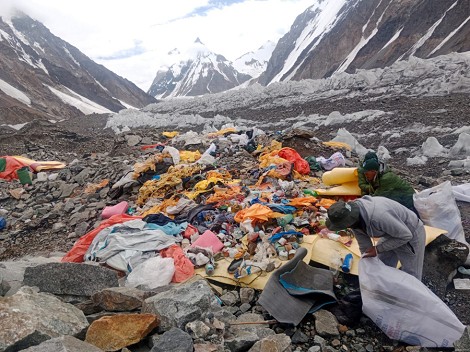 Recogidos 1.600kg de basura de los campos de altura en K2 por expedición gubernamental