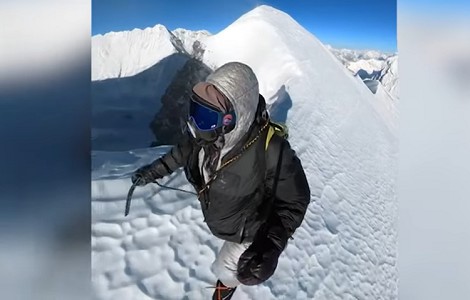 Kilian Jornet abandona Everest: alcanzado por una avalancha en el corredor Hornbein