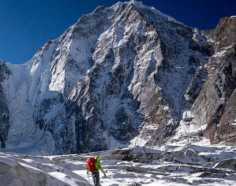 1ª a la N del Flat Top, Himalaya  hindú, para cordada suiza. 1.400m de pared