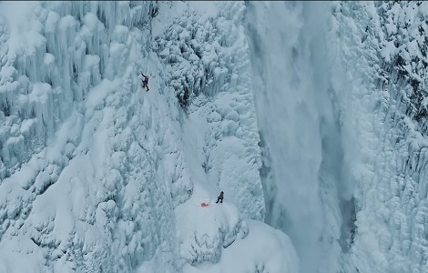 Vídeo: Dani Arnold, escalando entre gigantes de hielo en Islandia