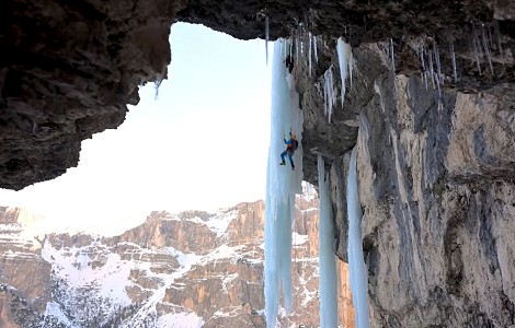 Vídeo: Escalada en hielo y vuelos en Dolomitas