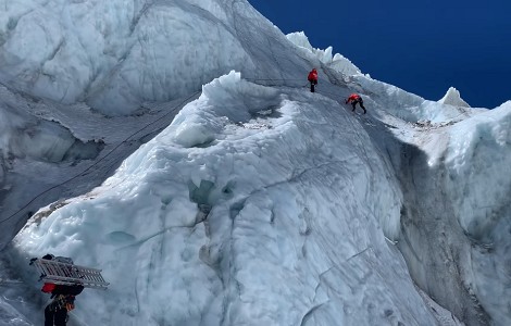 Vídeo: Everest, abriendo la Cascada del Khumbu. Así trabajan los Icefall Doctors