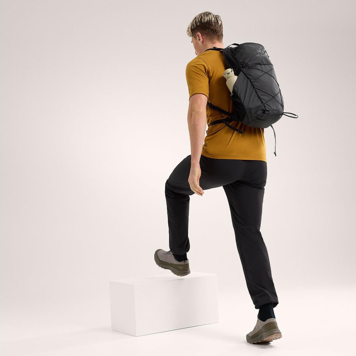 Arc'teryx Aerios 18 Backpack ブラック Aerios 18 Backpack | Arc'teryx United States